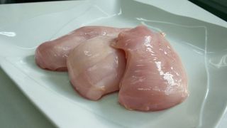 Adevarul despre pieptul de pui din comert pe care toti producatorii ti-l ascund. Ce semnifica linia alba de pe carnea de pui