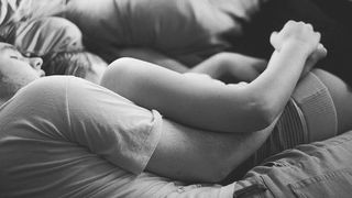 A dormit cu sotia decedata sase zile in acelasi pat! Motivul cutremurator pentru care barbatul a facut asta