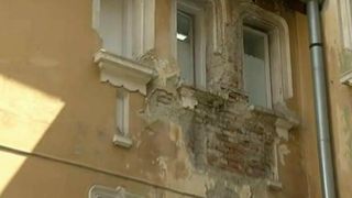 Jale intr-un spital din Brasov. O asistenta fumeaza relaxata in cabinetul medical, iar aprovizionarea cu mancare se face prin locul in care vin pacientii. Ce spune managerul spitalului