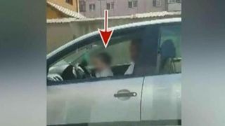 Imagini absolut revoltatatoare! Un parinte din Sibiu si-a pus la volan copilul de doi ani si l-a lasat sa conduca