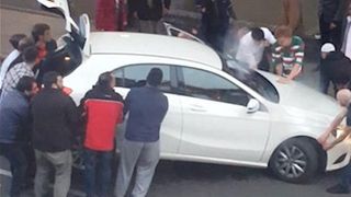 Un copil de 7 ani, lovit din plin pe strada. 15 oameni s-au chinuit sa il scoata in viata de sub masina