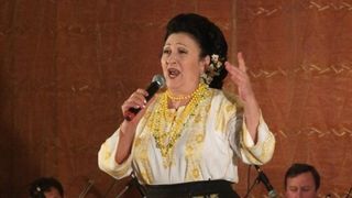 Indragita artista de muzica populara Stefania Rares, surprinsa stand singura pe o banca, in parc