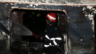 Incendiu intr-un vagon de calatori dezafectat din statia Basarab. Flacarile au fost stinse de pompieri dupa o ora si jumatate