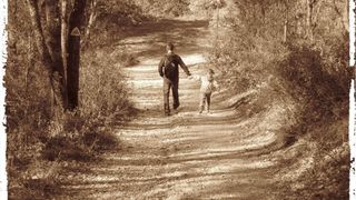 Un copil de 9 ani din Bistrita si tatal lui, cautati de trei zile de politie. Barbatul a amenintat ca isi omoara copilul si se sinucide