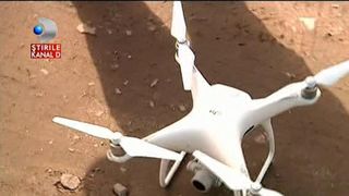 Cum au reactionat satenii dintr-un sat din Galati cand au vazut o drona care survola localitate. "Zici ca e capra de taiat lemne!"