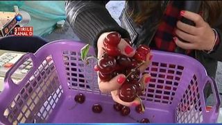 Romanii sunt suparati pe preturile mari la cirese. "De banii astia traiesc o saptamana. Iau 2 kilograme de branza si alte doua de carne si imi ajung!"