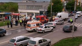 Scene halucinante  in Galati: O femeie a cu afectiuni psihice a blocat tot traficul dintr-o intersectie
