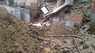 26 de persoane si-au pierdut viata la o nunta - Zidul unei cladiri s-a prabusit peste ei