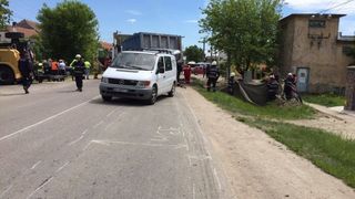 Accident cumplit in Bihor. Un camion incarcat cu pietris s-a rasturnat peste pietoni. O fetita si bunica ei au murit