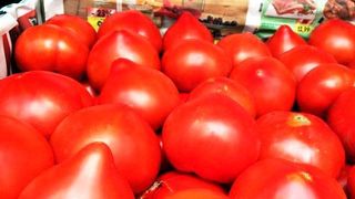 Asta este tipul de rosii pe care nu ar trebui sa il mai consumi vreodata - "Aparitia acestui semn pe fruct indica faptul ca au fost injectate!"