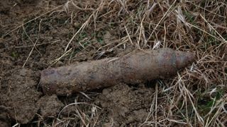 Nu e gluma! Un proiectil exploziv a fost gasit in curtea unui liceu din Resita