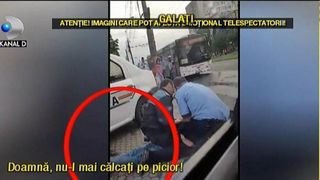 Imagini halucinante in trafic! Doi politisti se chinuie sa aresteze un barbat, in timp o politista care vorbeste la telefon ii preseaza piciorul cu bocancul!