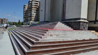 Aroganta sau necesitate? O catedrala din Romania si-a montat incalzire in scarile exterioare, ca sa nu alunece credinciosii