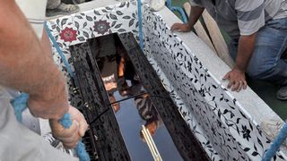 Un mort a fost consultat in sicriu, dupa ce rudele au sunat la 112 spunand ca l-au vazut miscand