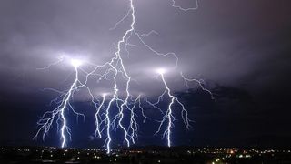 Administratia Nationala de Meteorologie a emis o informare meteo pentru vineri si sambata. Ne asteapta ploi puternice, descarcari electrice si vijelii.