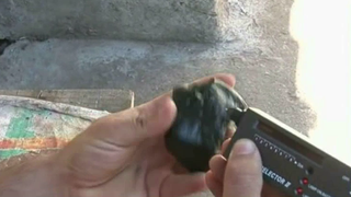 Bucati dintr-un meteorit au fost descoperit in curtea unui satean din Buzau - Ce vrea sa faca barbatul cu ele