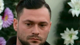 Imagini cu tanarul roman care a supravietuit atacului terorist din Londra, de pe 23 martie cand trupul Andreei a fost adus acasa.  Gestul impresionant al tanarului pentru cea pe care a iubit-o e greu de descris in cuvinte.