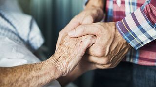 S-au tinut de mana pana in ultima clipa! Povestea emotionanta a doi batrani care si-au petrecut ultimele clipe de viata impreuna, pe patul de spital