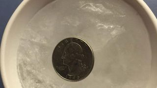 A pus in congelator un pahar cu apa cu un banut deasupra inainte de a pleca de acasa. Motivul e surprinzator