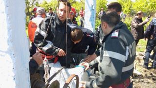 Fetita de cinci ani din Dambovita, cazuta intr-un put, a fost scosa teafara de pompieri in mai putin de jumatate de ora