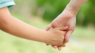 Drama unei mame acuzate de rapire internationala, dupa ce a plecat cu fetita de sase ani din Italia. A mers cu fata de mana la executorul judecatoresc: "Trebuie sa dau copilul ca pe un pachet"