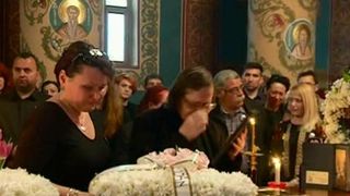 Momente tulburatoare la inmormantarea romancei ucise in atentatul terorist de la Londra. Ambasadorul Marii Britanii in Romania, prezent la funeralii