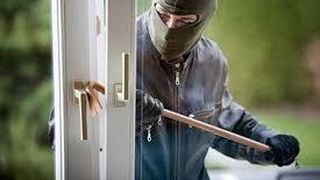 Jaf ca in filme intr-un magazin de electrocasnice din Focsani. Hotii au coborat pe franghii, printr-o gaura facuta in tavan