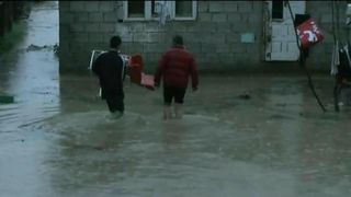 Inundatiile fac prapad in Moldova. Orasele Piatra Neamt si Targu Neamt au fost inundate. La sate, situatia e critica