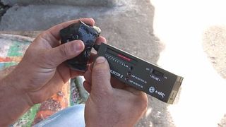 Fenomen extrem de ciudat in Buzau. S-a luminat cerul in miez de noapte, iar apoi un barbat a descoperit doua roci ciudate in ograda