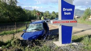 Doi lautari celebri din zona Bistritei au murit intr-un accident rutier grav - Masina in care se aflau s-a izbit de un semn de intrare in localitate
