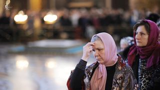 De ce se inchina oamenii cand trec pe langa biserica? Iata ce au raspuns romanii si care e explicatia preotilor