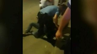 Imagini incredibile surprinse in Mehedinti! Un tanar pus la pamant de doi politisti a facut un adevarat scandal. Ce s-a intamplat