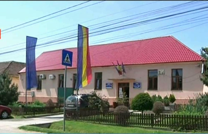 Revolta intr-o comuna din Timis, unde secretarul primariei refuza sa semneze acte importante si isi jigneste colegii