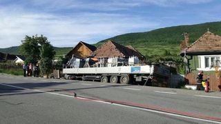 Un TIR incarcat cu butelii goale a intrat intr-o casa de pe marginea DN 17, in Bistrita. Familiile din 3 locuinte, evacuate