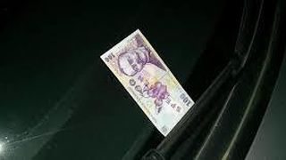 Ai gasit o bancnota de 100 de lei pe parbrizul masinii? Nu te lasa pacalit! E ultima tehnica folosita de hoti
