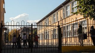 Trei copii au spart sediul unei scoli din Adjud, de unde au furat laptopuri, tablete, un televizor si alte electronice