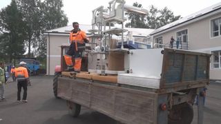 Revoltator! Incubatoare pentru bebelusi, aduse cu o remorca pentru transportul gunoiului