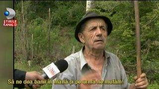 Casele urmeaza sa li se darme din cauza unor alunecari de teren, dar ei nu vor sa se mute. "Sa ne dea bani pe case si apoi ne mutam" - Scandal intr-un sat din Valcea