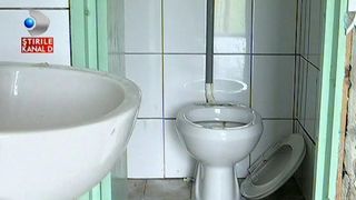 Scoala din Bolintin Deal arata impecabil, dar cand ajungi la toalete, te iei cu mainile de cap. "Elevii sunt de vina, ei distrug lucrurile!"