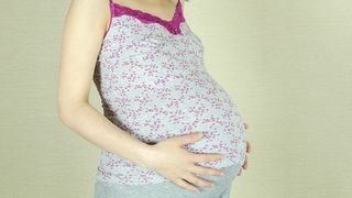 Fetita de 10 ani, insarcinata in luna a 5-a, poate sa faca avort. Magistratii le cer medicilor sa intrerupa sarcina cat mai repede