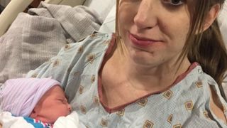 A apucat sa isi imbratiseze bebelusul cateva momente, apoi a murit subit. Doi copii au ramas acum orfani