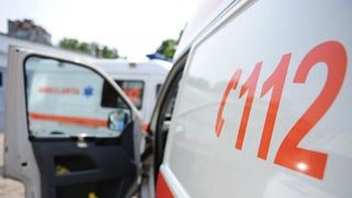 O fata de 17 ani a murit, iar sora ei de 9 ani a fost grav ranita dupa ce masina in care se aflau s-a rasturnat in fata unui liceu din Valcea