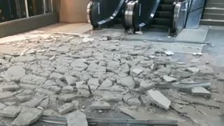 Tanara din Pitesti careia i-a cazut in cap tavanul unui pasaj pietonal va fi operata. "Dumnezeu m-a aparat!"