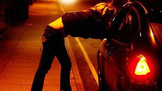 Patru barbati suspectati de trafic de persoane si proxenetism in mai multe judete ale tarii, dusi pentru audieri la sediul DIICOT Hunedoara