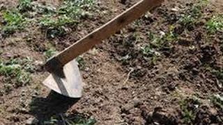 Un batran din Vrancea a murit dupa ce a incercat sa ii ascuta sapa unei vecine cu flexul