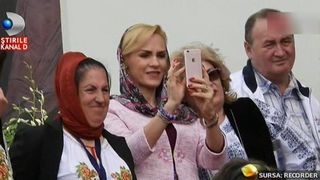 Cuplul Firea-Pandele a organizat un eveniment religios fastuos pentru bucuresteni: pelerinaj la Braul Maicii Domnului