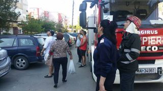 Barbatul din Ramnicu Valcea care a amenintat ca se arunca in gol de pe o macara, coborat dupa aproape doua ore