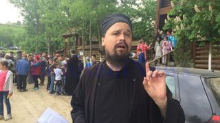 Un preot din Botosani i-a amenintat pe credinciosii din parohie. Motivul e halucinant: "Nu arunci cardul, nu te impartasesc"