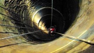 Un batran de 70 de ani din Fagaras a ramas blocat in fantana dupa ce a incercat sa-si salveze pisica