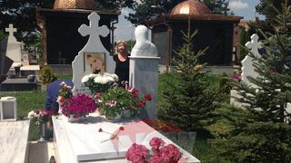 Socant, nimeni  nu a observat asta la mormantul Ilenei Ciuculete! Langa ea isi face somnul de veci unul dintre cei mai buni prieteni ai artistei, rapus si el de boala nemiloasa
